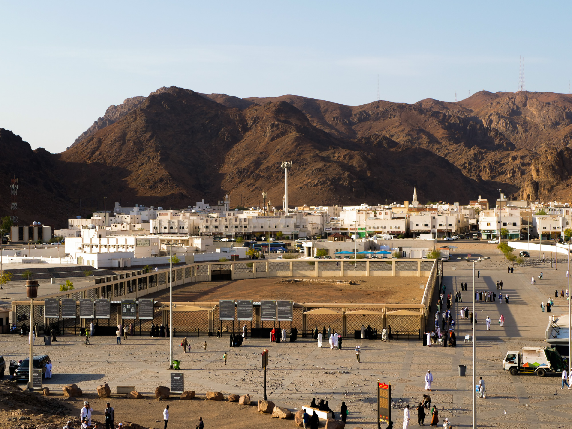 إطلالة جبل الرماة على مقبرة شهداء أحد