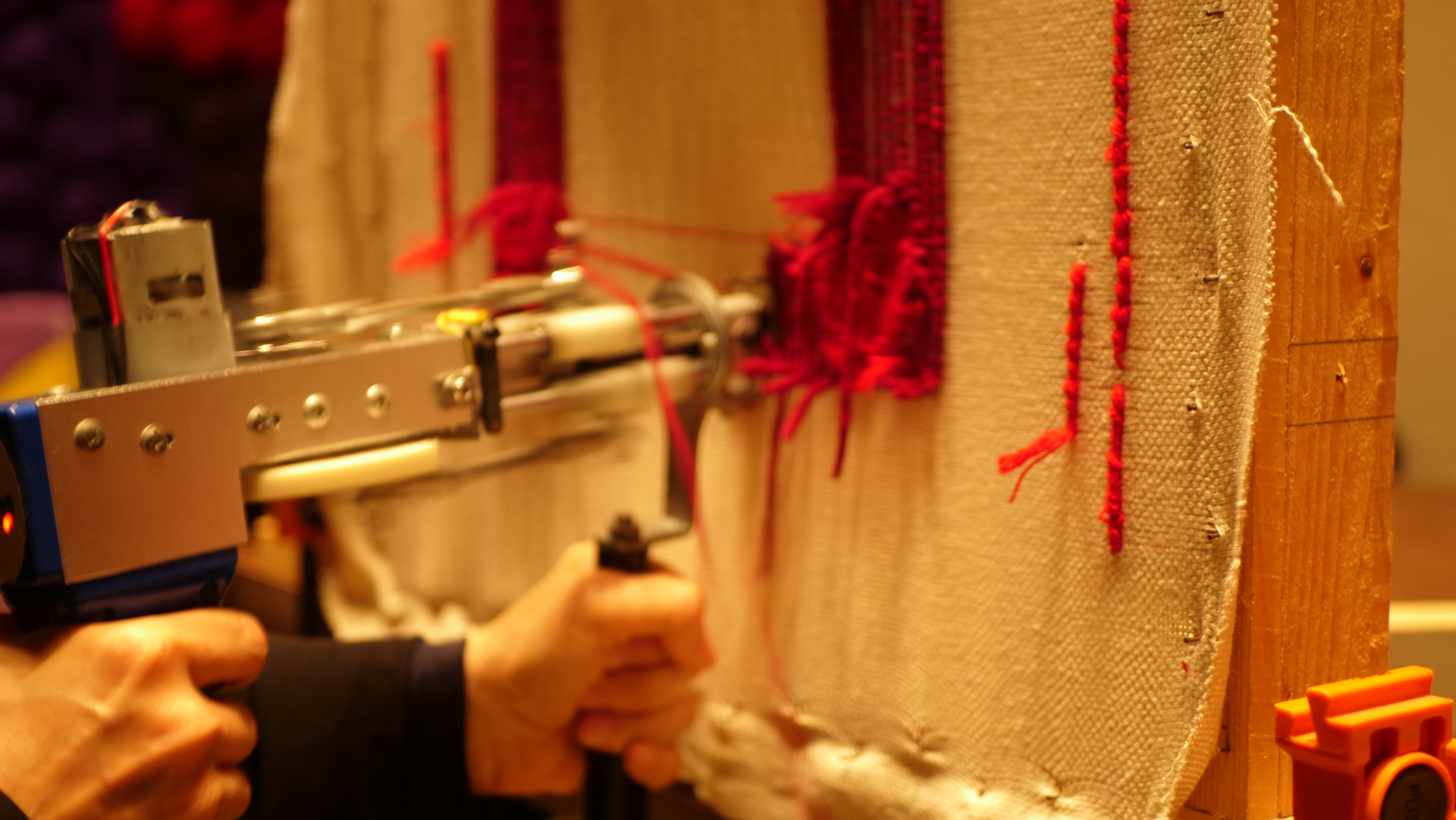 متدربة تنسج بمسدس الخياطة