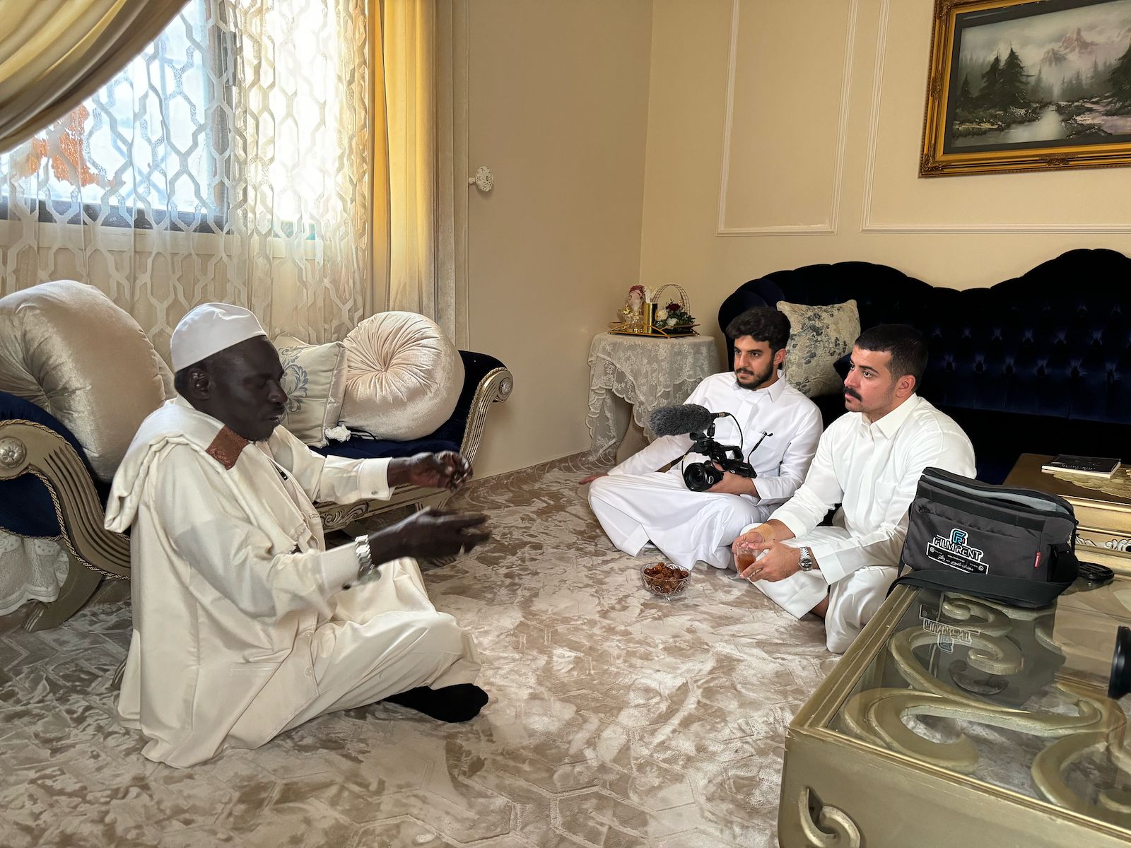 في مقابلة أبو ليلى في منزله مع عبدالعزيز الحسين. 