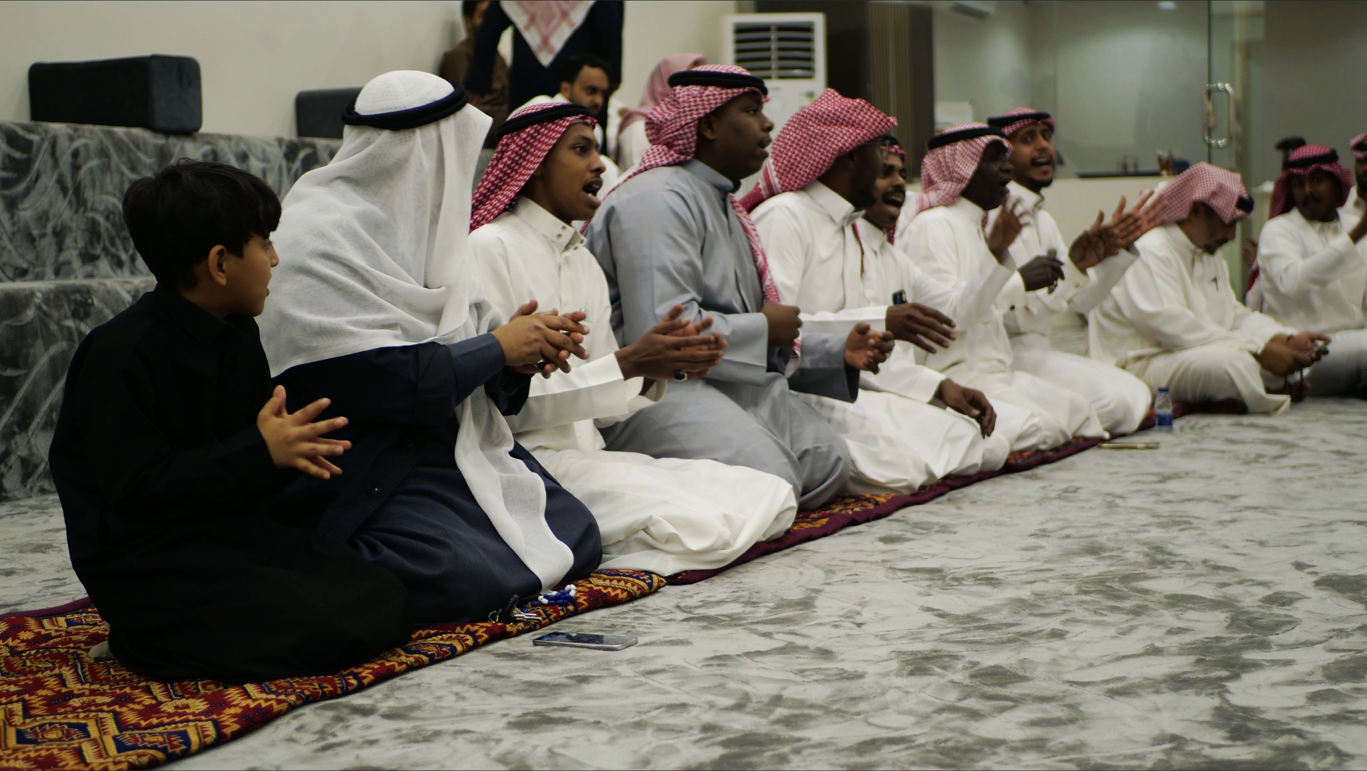 الصغار برفقة الفرقة