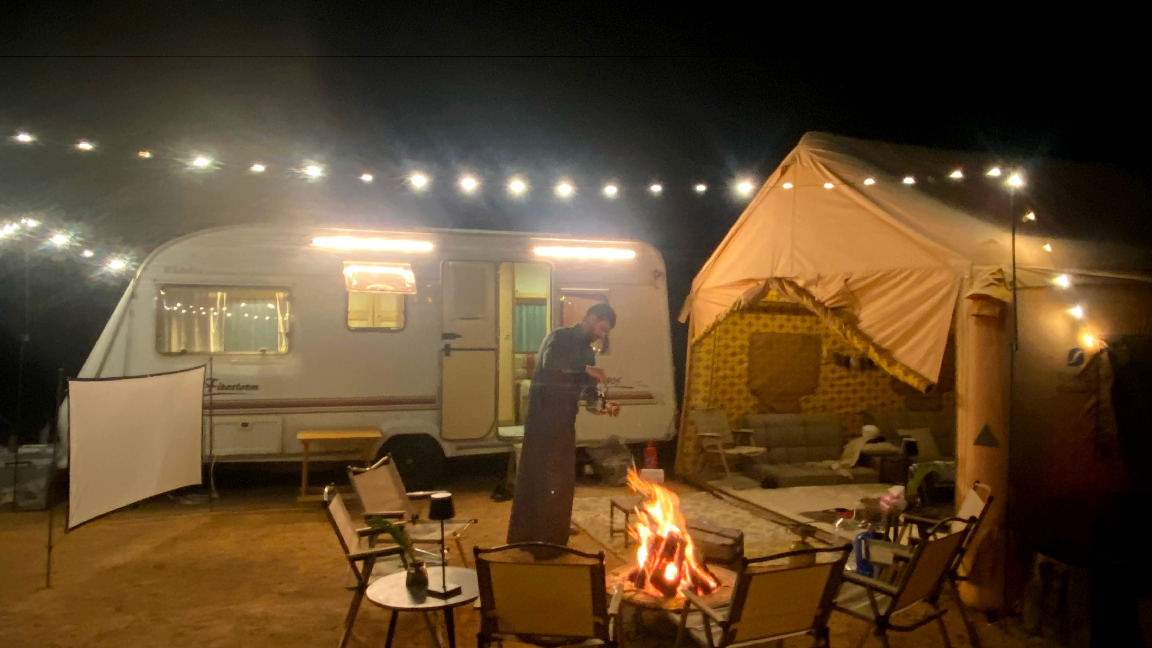 الكرفان بالليل