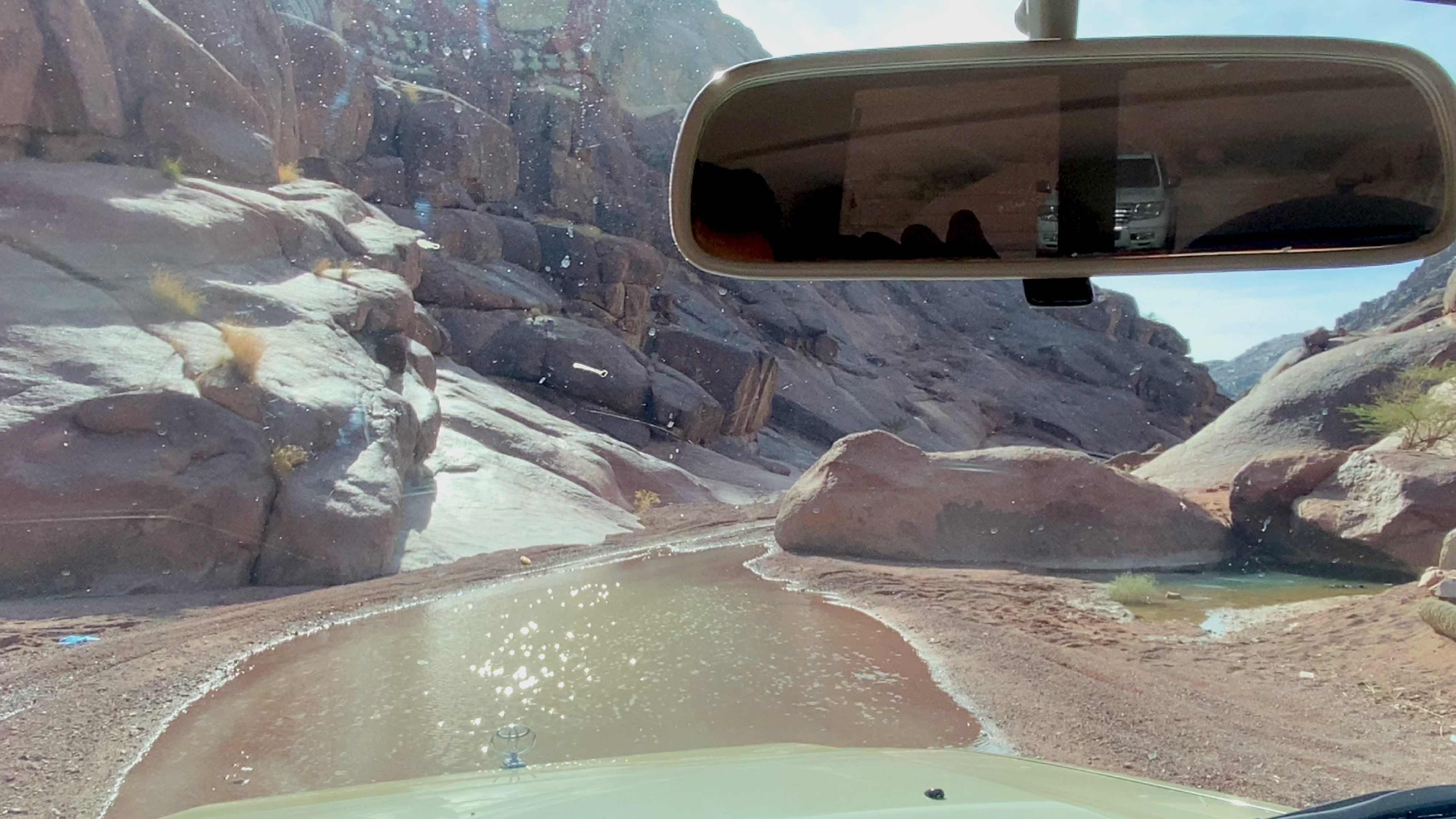 بداية شعيب جو، والرفاق الجدد وراي 