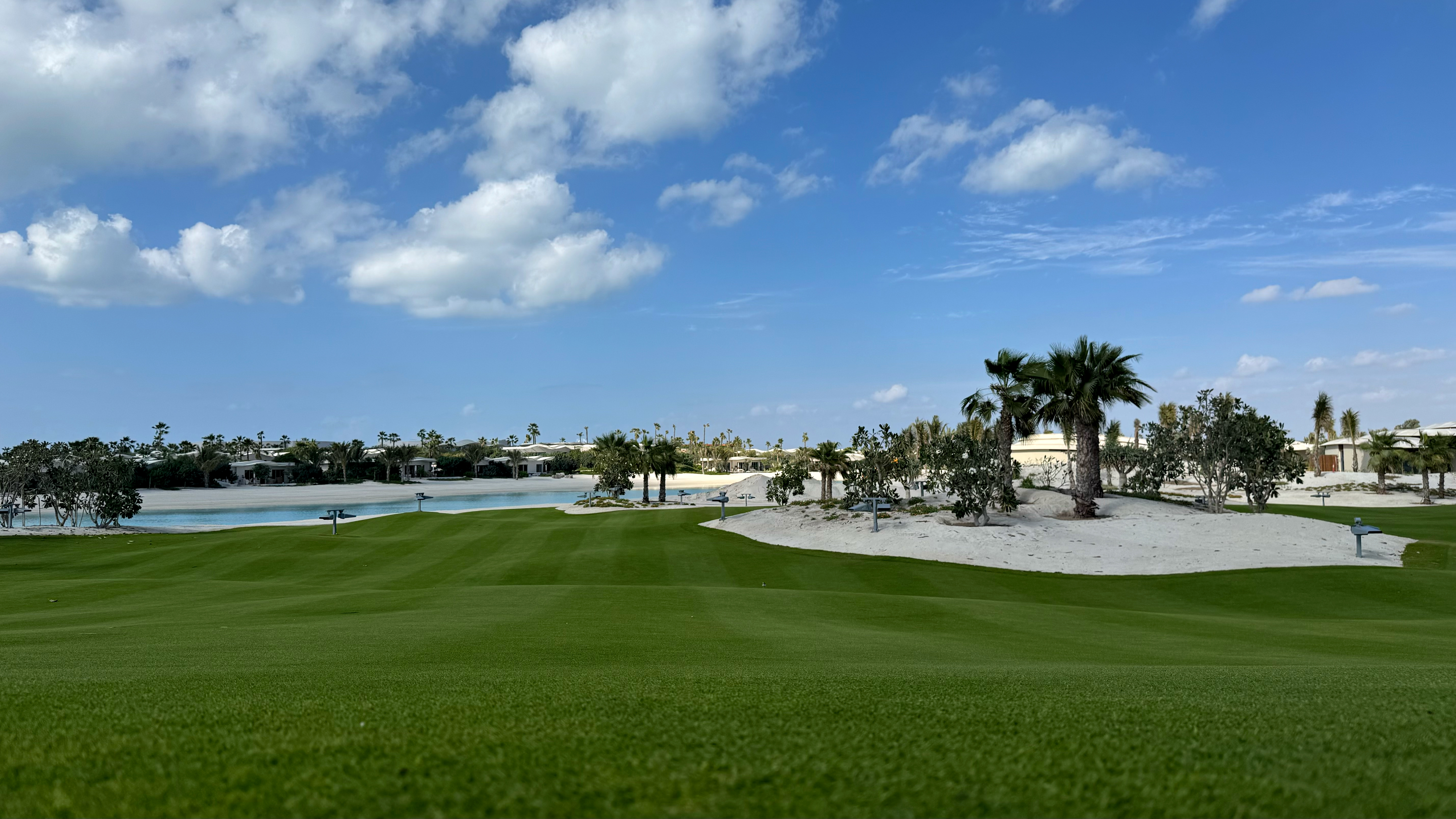 الملعب بإطلالة بحرية