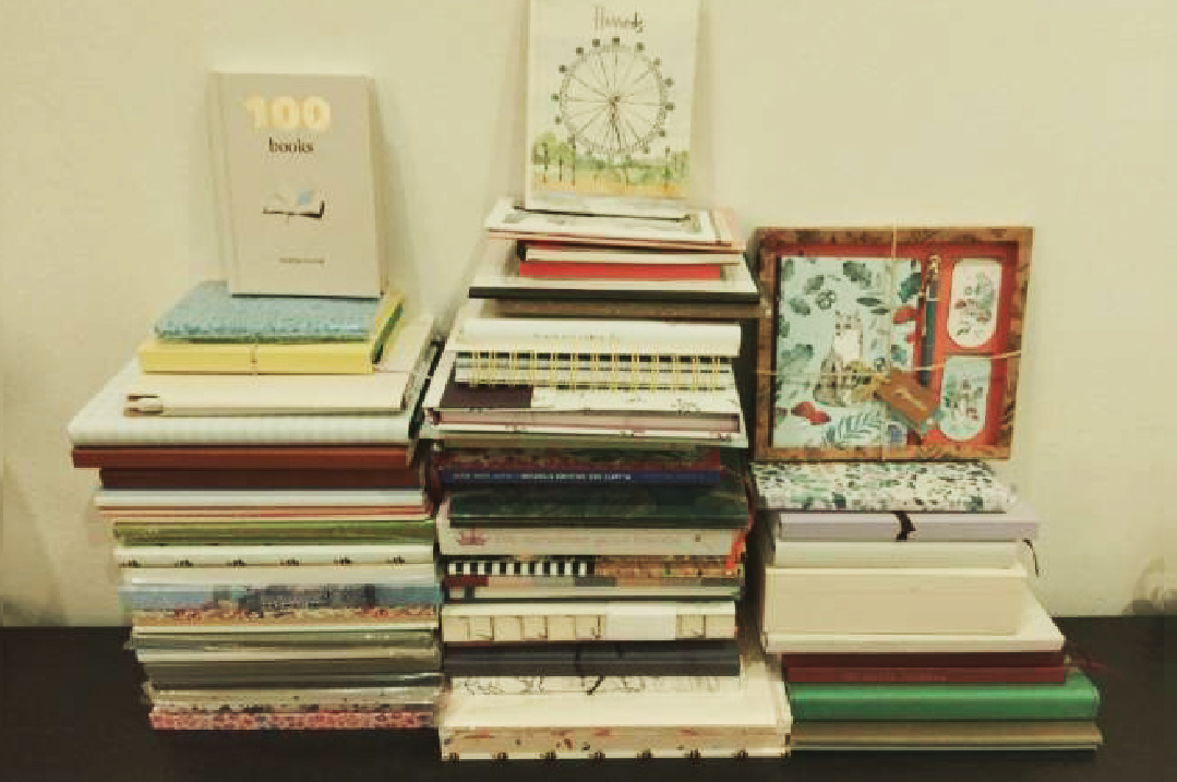 بعض الدفاتر من مكتبة بثينة الإبراهيم