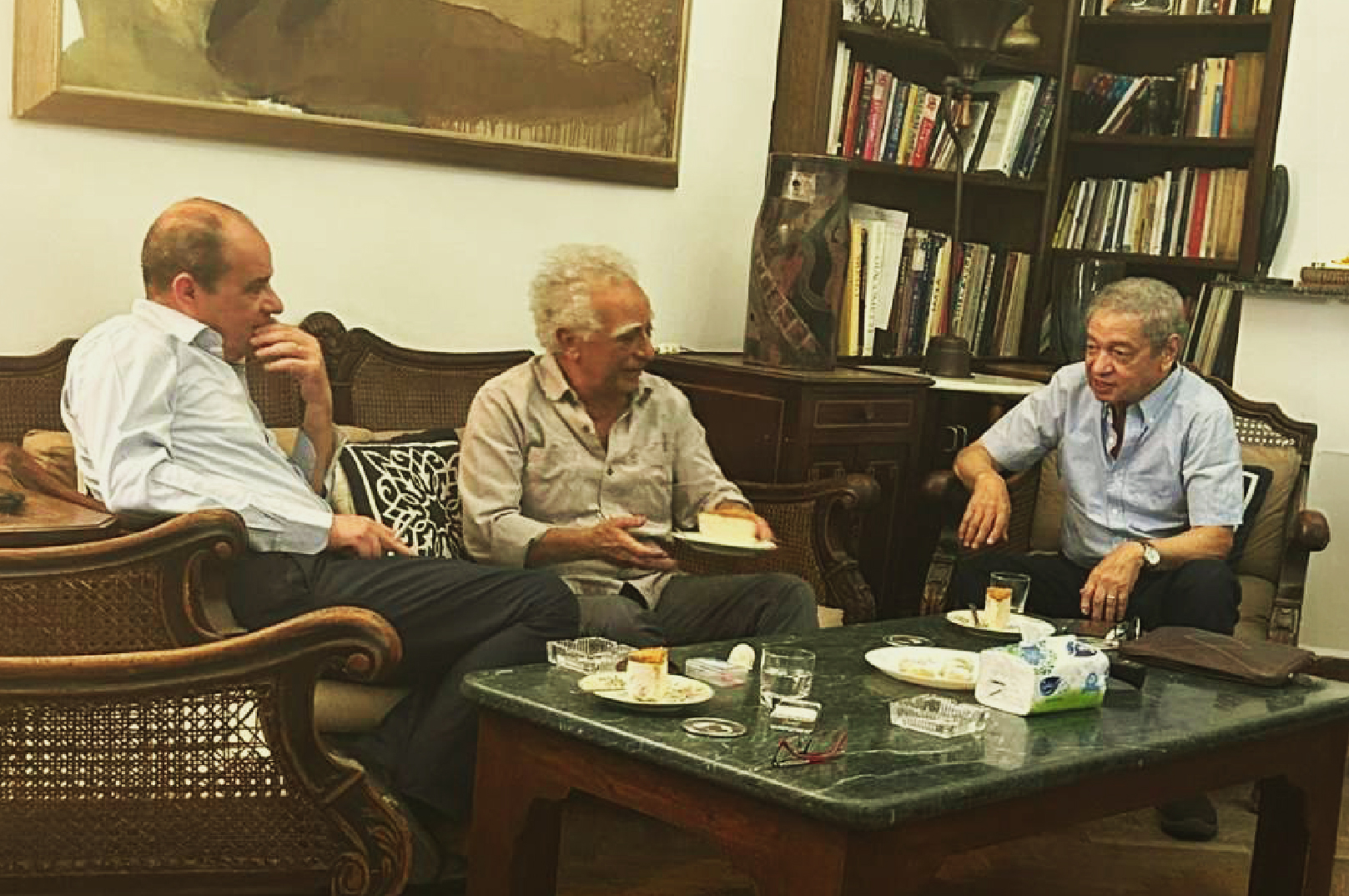 صورة تجمع إبراهيم فرغلي ومحمد المخزنجي يتوسطهما الفنان عادل السيوي