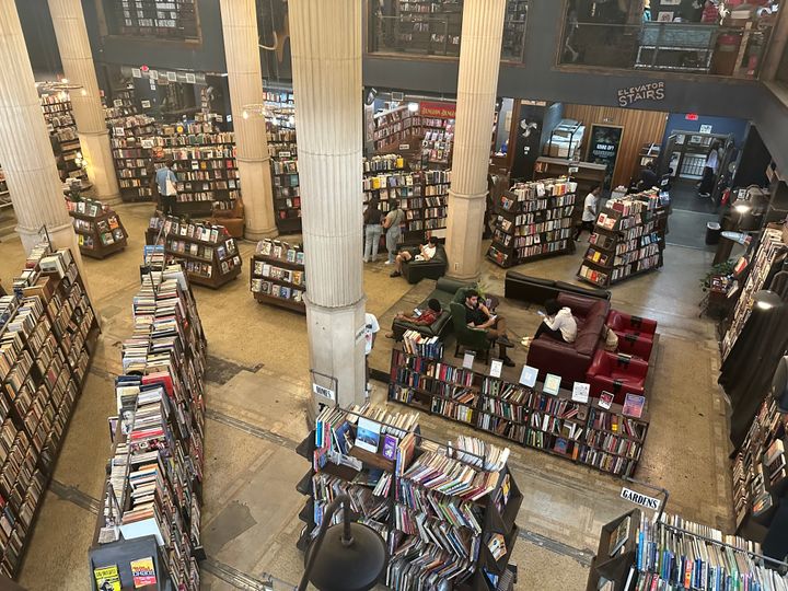 متجر الكتاب الأخير في لوس أنجلوس / سامي البطاطي