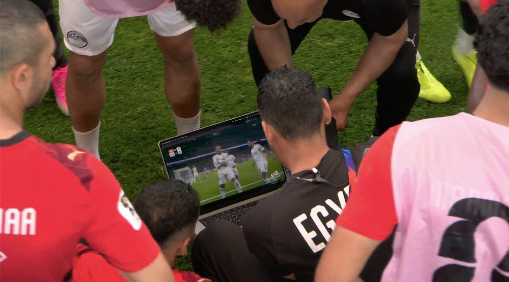 لاعبي منتخب مصر يشاهدون لقطات فيديو مع المحلل المصري محمود سليم