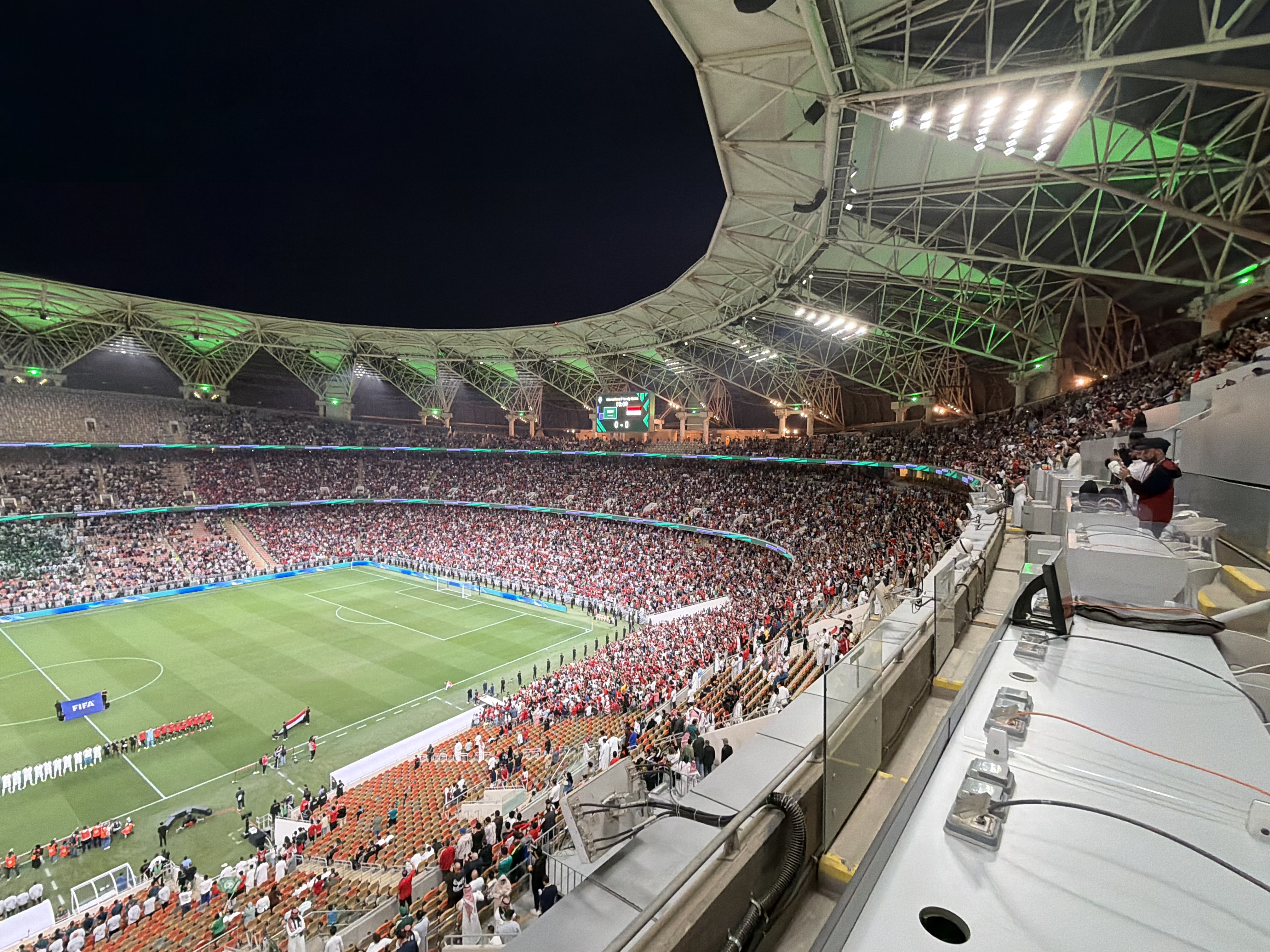 الجمهور المصري يملئ المكان المخصص له في ملعب الجوهرة