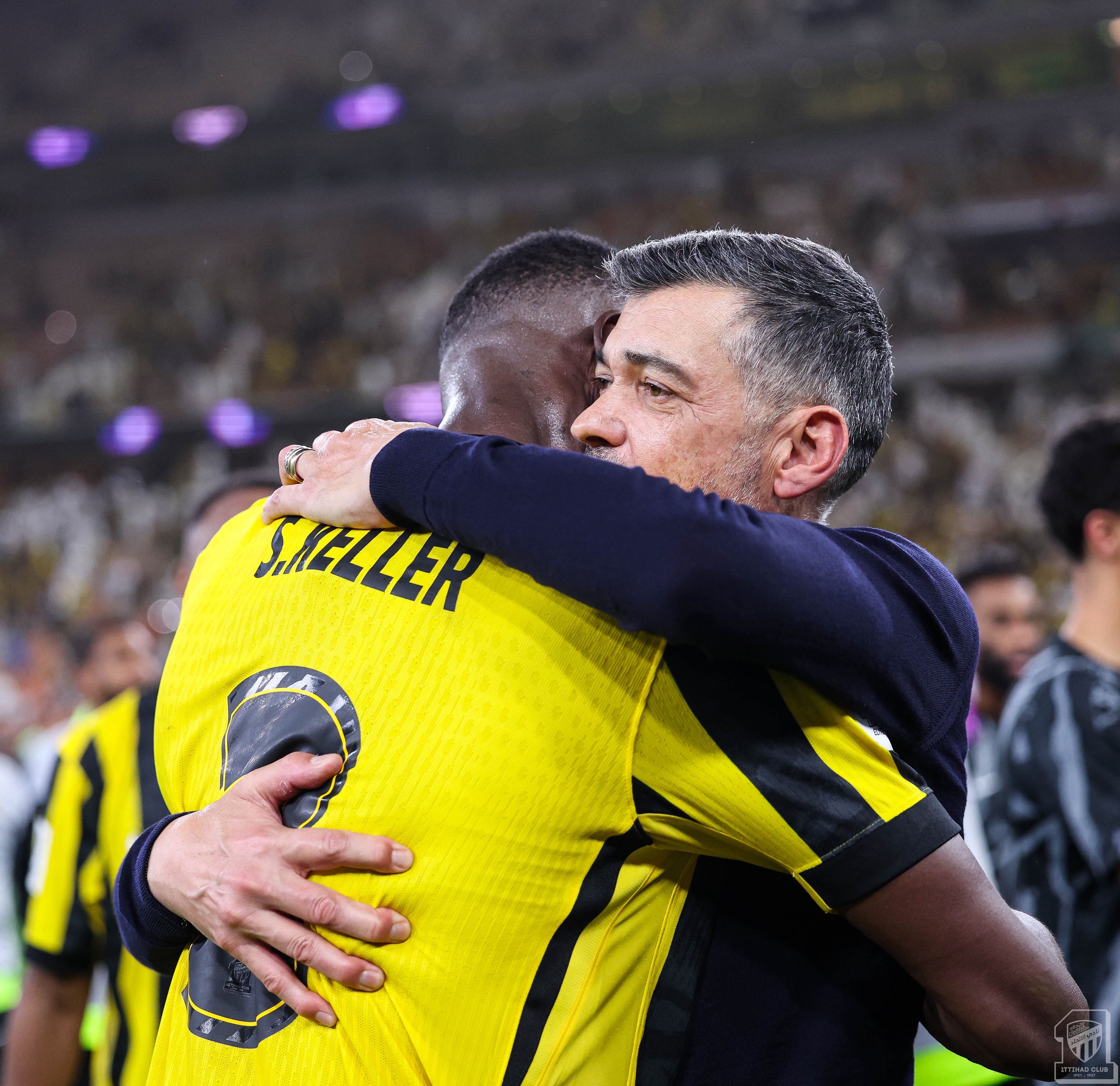 مدرب الاتحاد كونسيساو مع مدافع الفريق ستيفيان كيلر بعد التاهل الى ربع النهائي ( من حساب نادي الاتحاد عبر منصة إكس ). 