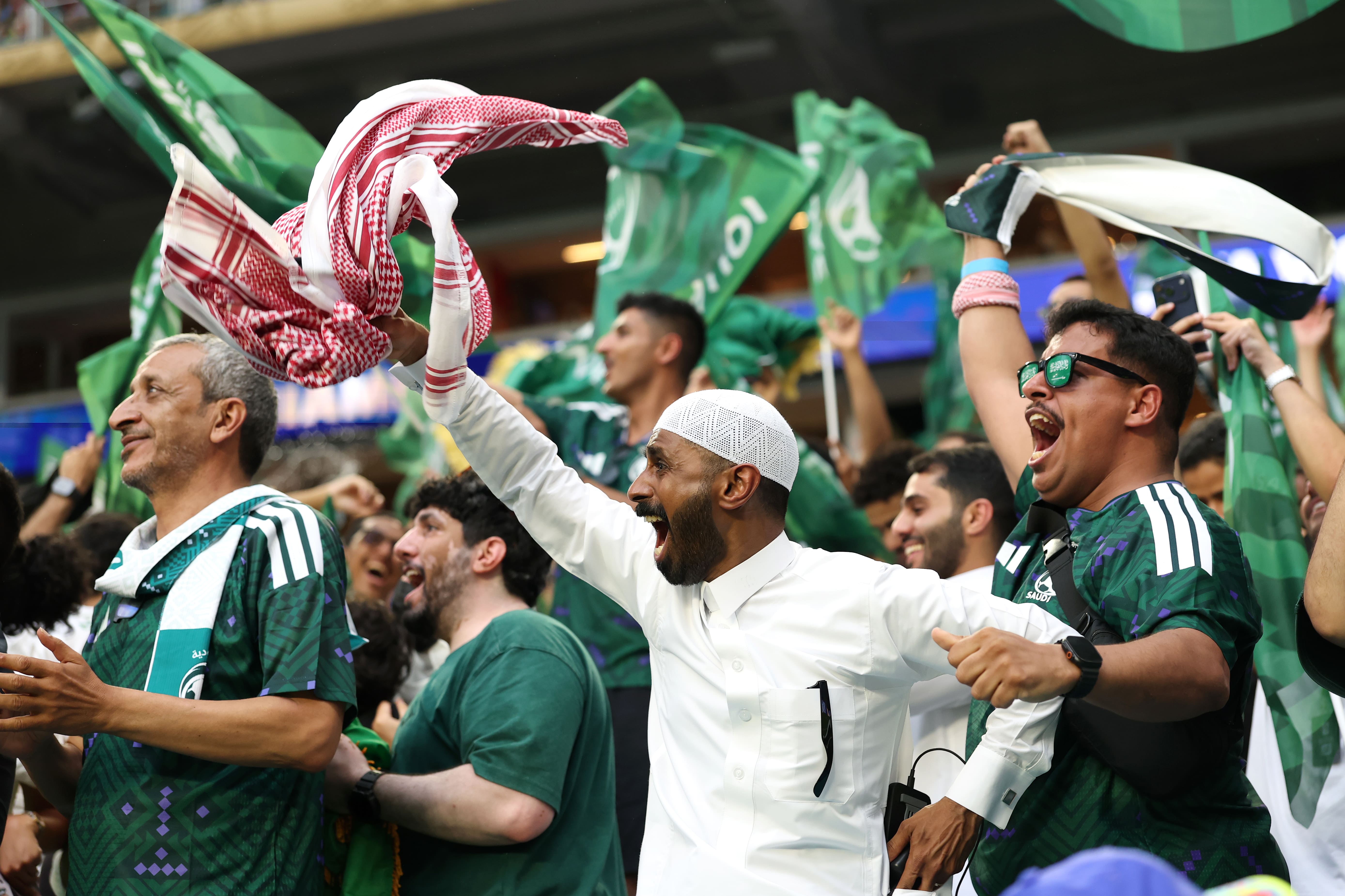 صورة احتفال مشجع سعودي بهدف المنتخب السعودي الاول عن طريق عبدالإله العمري امام منتخب الأوروقواي على ملعب ميامي، 15 يونيو 2026، في ميامي، فلوريدا، الولايات المتحدة الامريكية