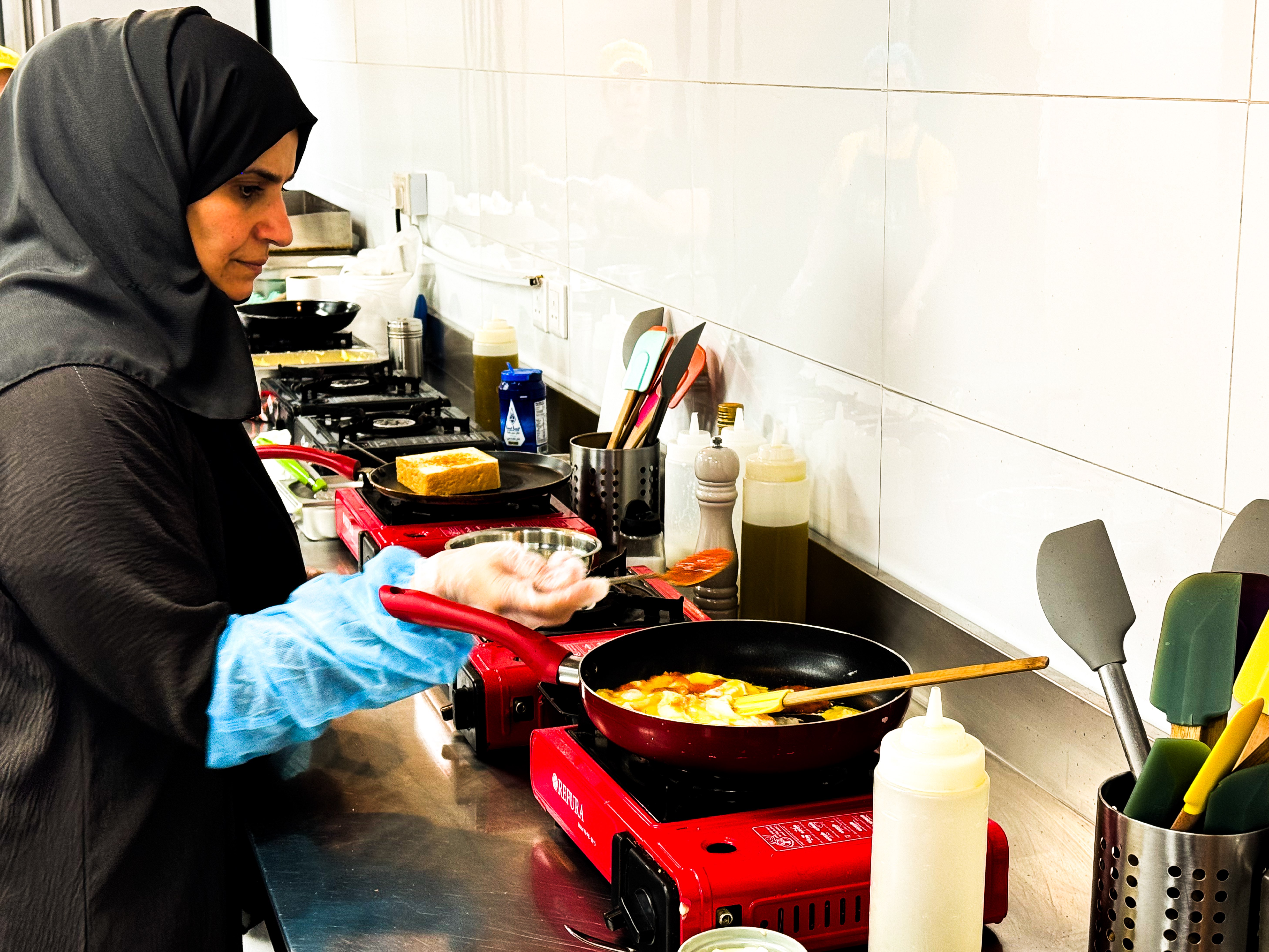 أم حسن تطبخ الشكشوكة بحب