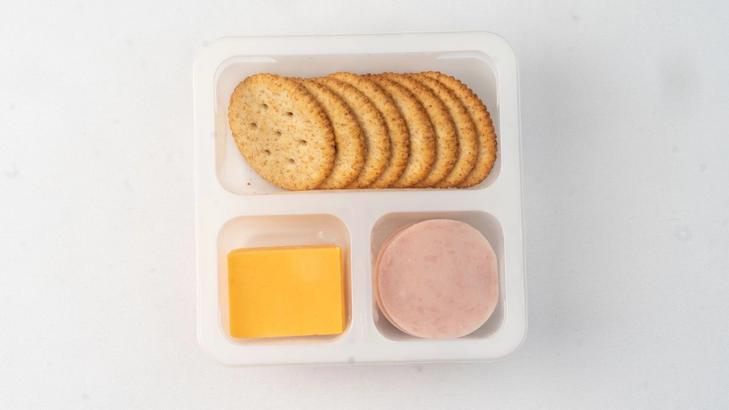 عيّنة من أحد منتجات Lunchables، وتدعو الشركة عملاؤها من الأطفال إلى تركيب وجباتهم بالشكل الذي يروق لهم.