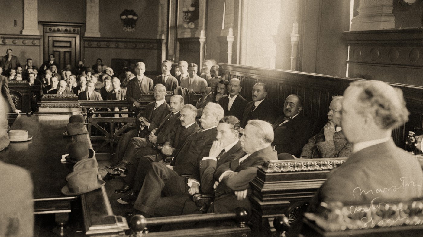 أعضاء هيئة محلّفين يستمعون لشهادة – 1913