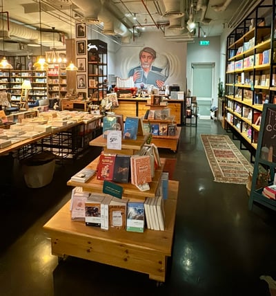 متى تستحق الرواية أن نسمّيها أدبًا؟ 📚