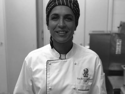 بدويّة، ونباتية، وطبّاخة في الريتز