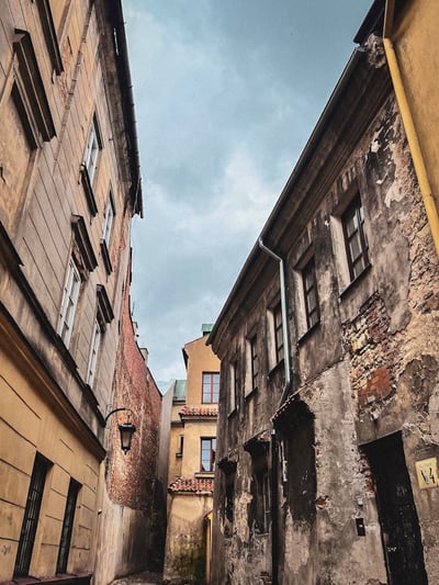 مقهى صغير في آخر الزقاق