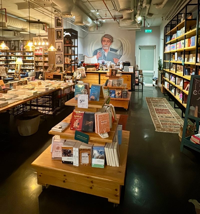 متى تستحق الرواية أن نسمّيها أدبًا؟ 📚